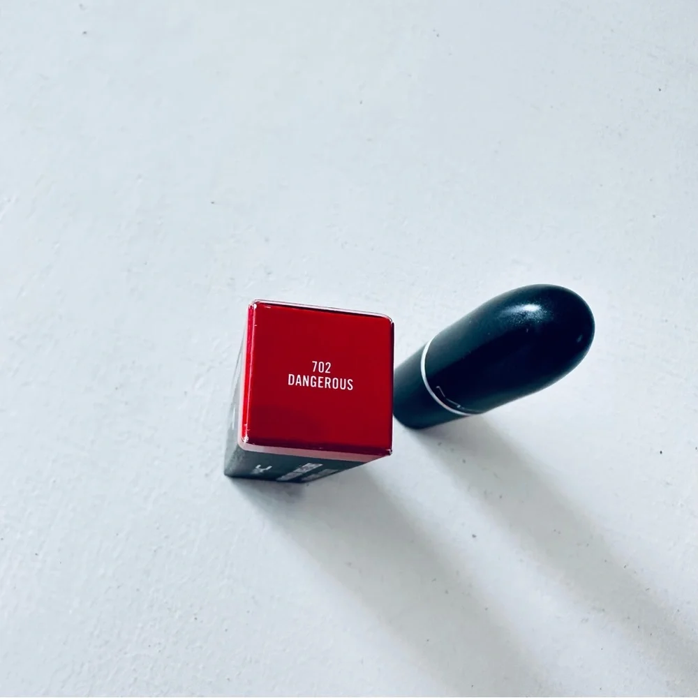MAC   702 dangerous retro matte lipstick NEW